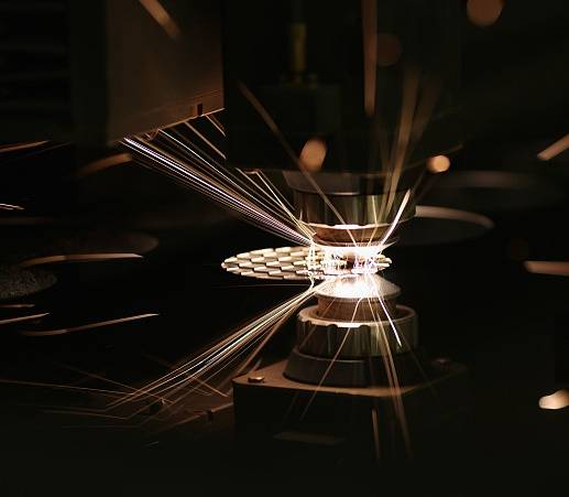 Comparaison de processus entre une machine de découpe laser et un équipement traditionnel